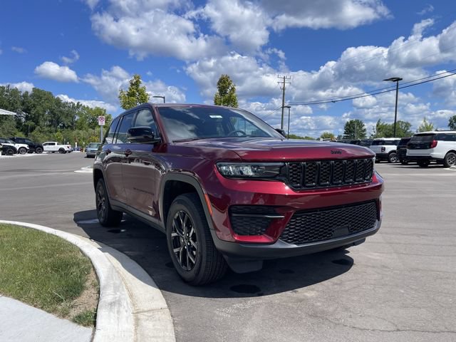 Used 2024 Jeep Grand Cherokee Altitude AWD/4WD image 6