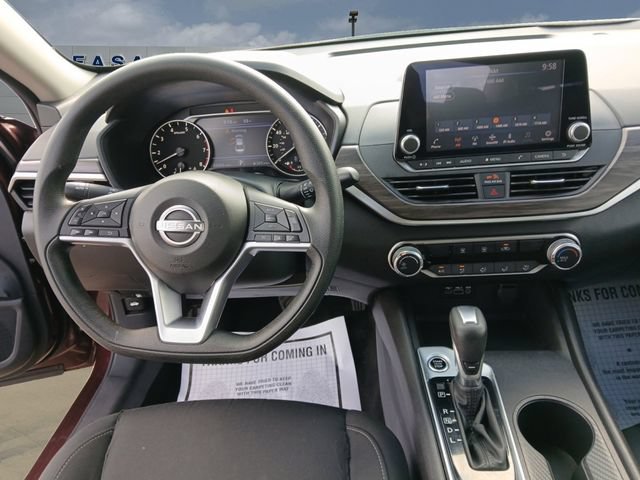 Used 2025 Nissan Altima 2.5 SV FWD image 10