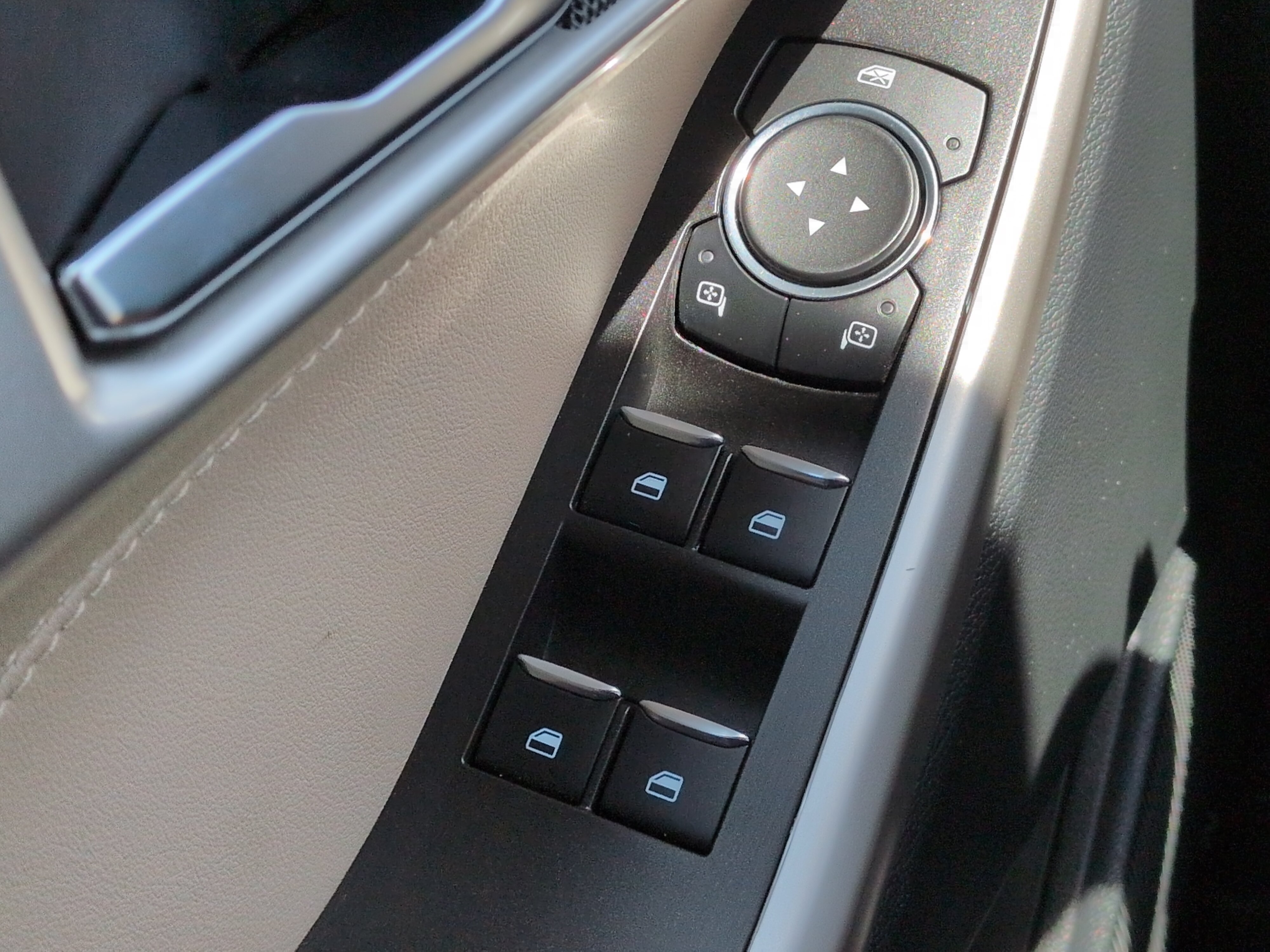 Certified 2023 Ford Explorer XLT RWD image 21