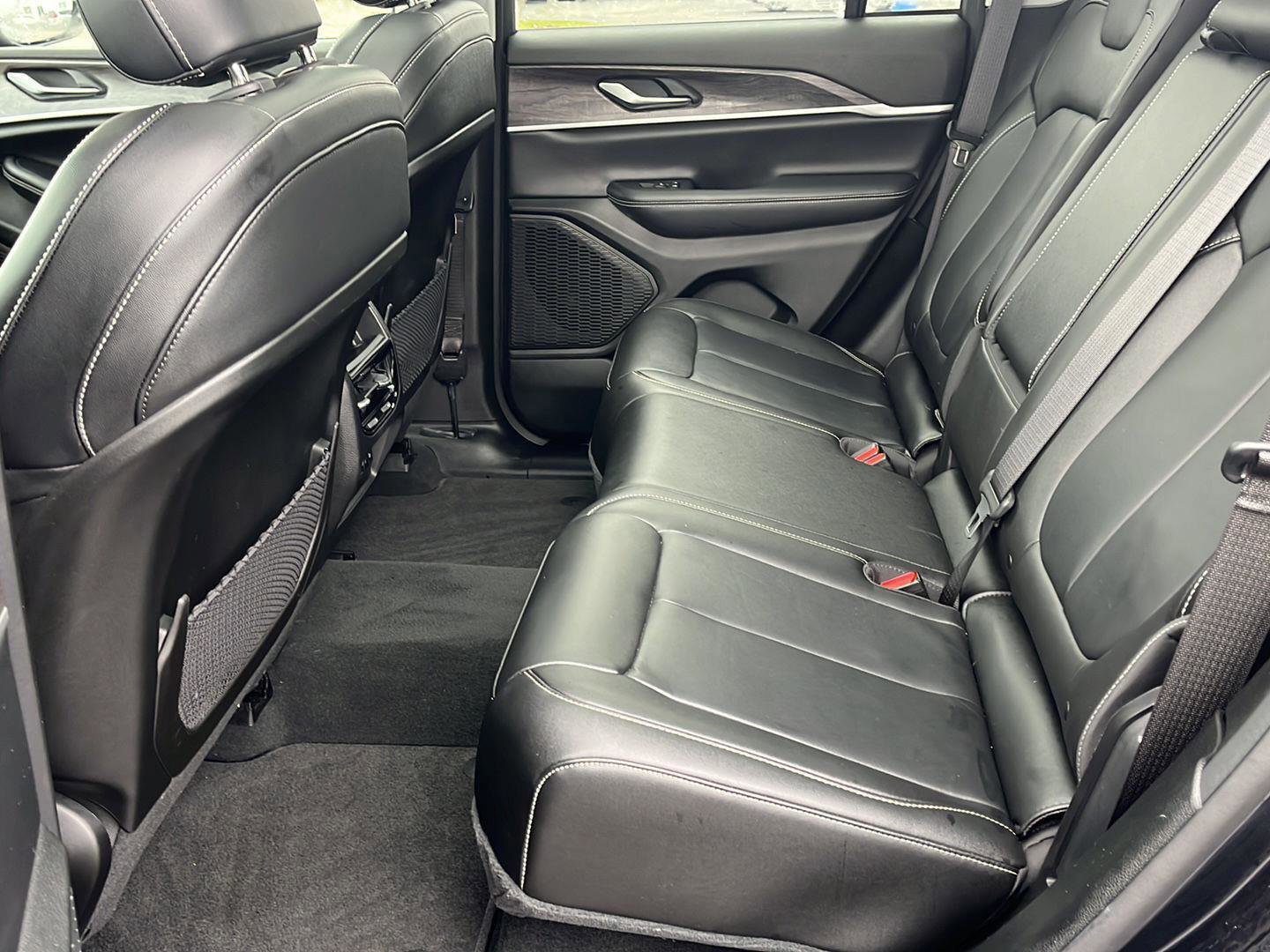 Used 2023 Jeep Grand Cherokee Limited w/ Black Appearance Package image 17