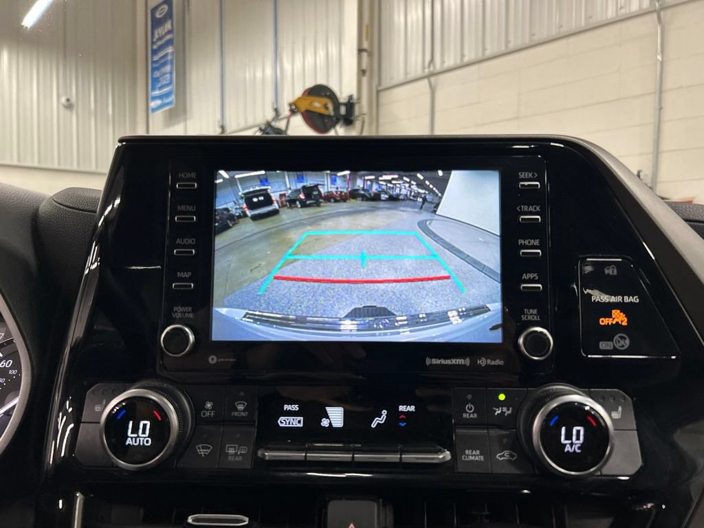 Used 2022 Toyota Highlander XLE AWD/4WD image 21