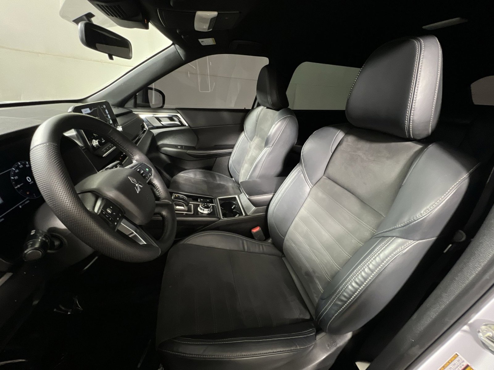 Used 2023 Mitsubishi Outlander SE Black Edition image 5