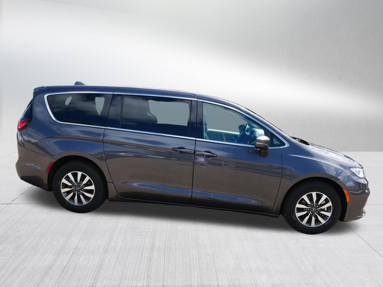 Used 2022 Chrysler Pacifica Touring-L FWD image 8