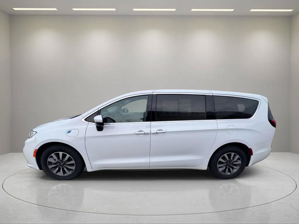 Used 2023 Chrysler Pacifica Touring-L FWD image 5