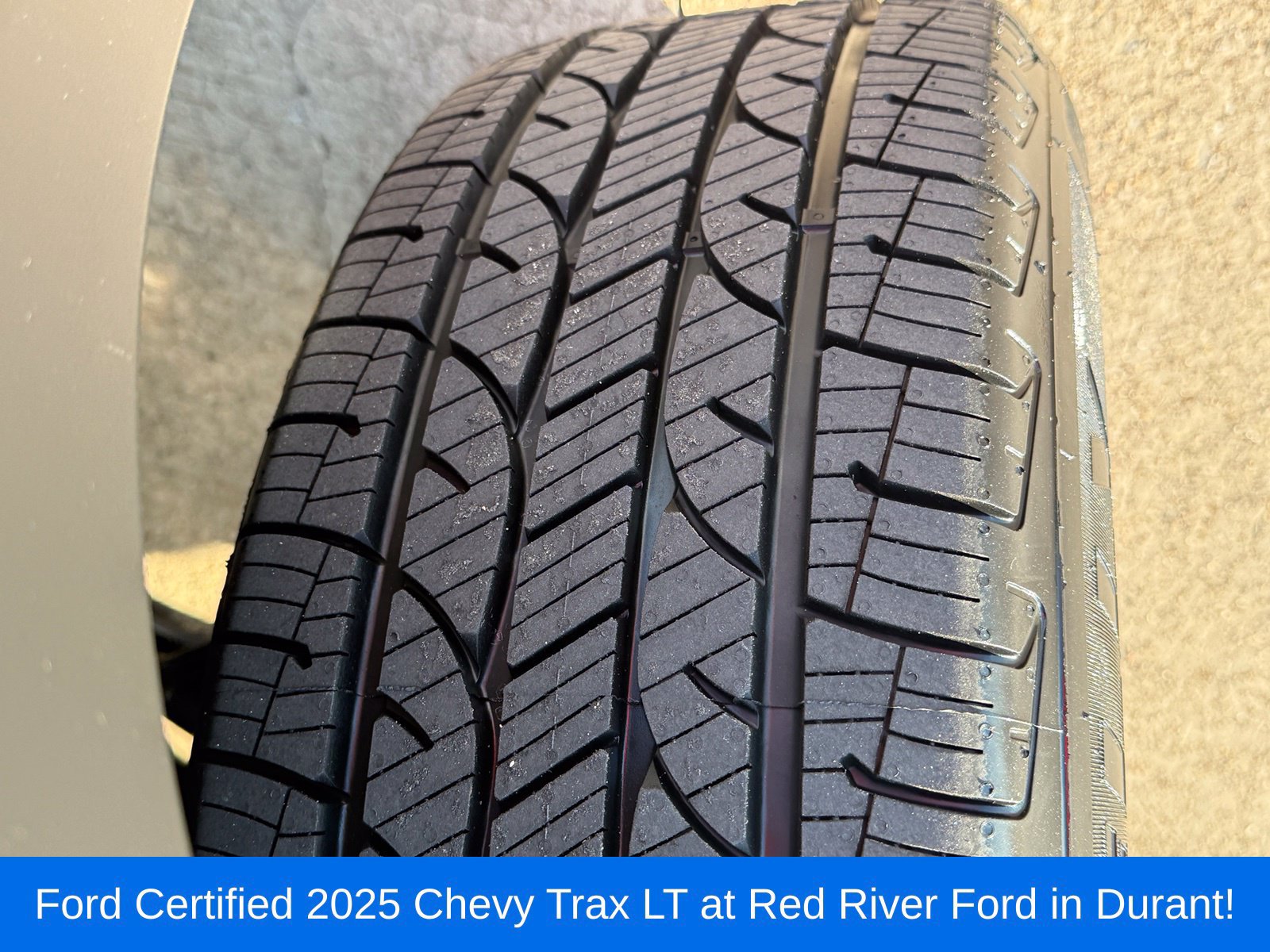 Used 2025 Chevrolet Trax LT FWD image 10
