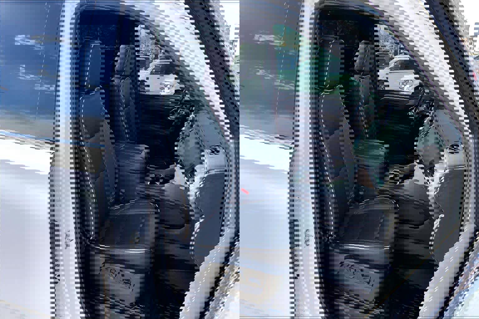 Used 2021 GMC Yukon XL SLT w/ SLT Premium Package image 10