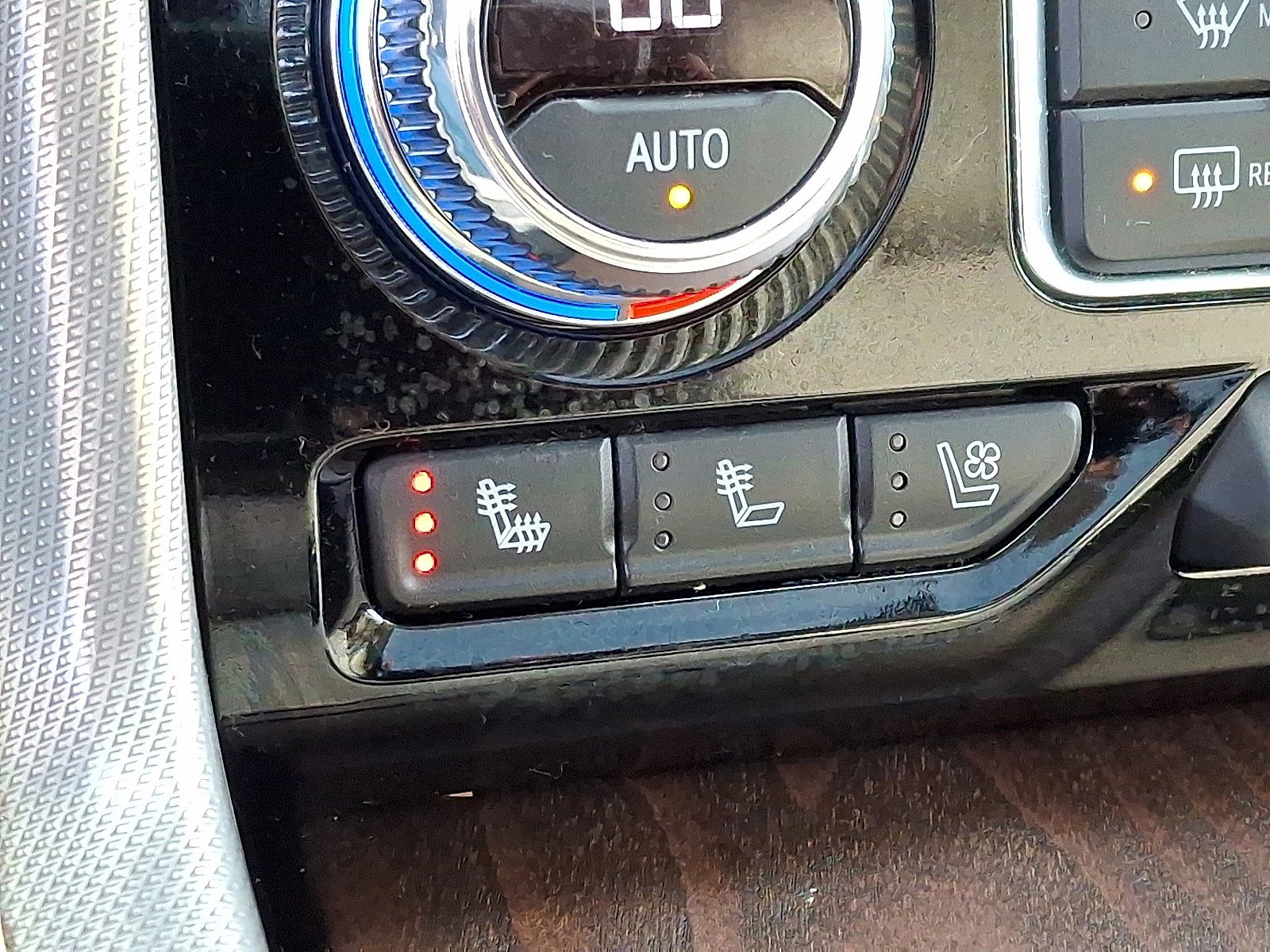 Used 2021 GMC Yukon Denali w/ Denali Premium Package image 24