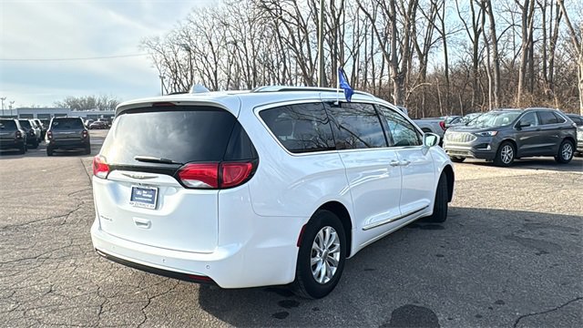 Used 2018 Chrysler Pacifica Touring-L image 5