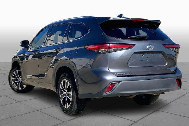Used 2021 Toyota Highlander XLE image 2