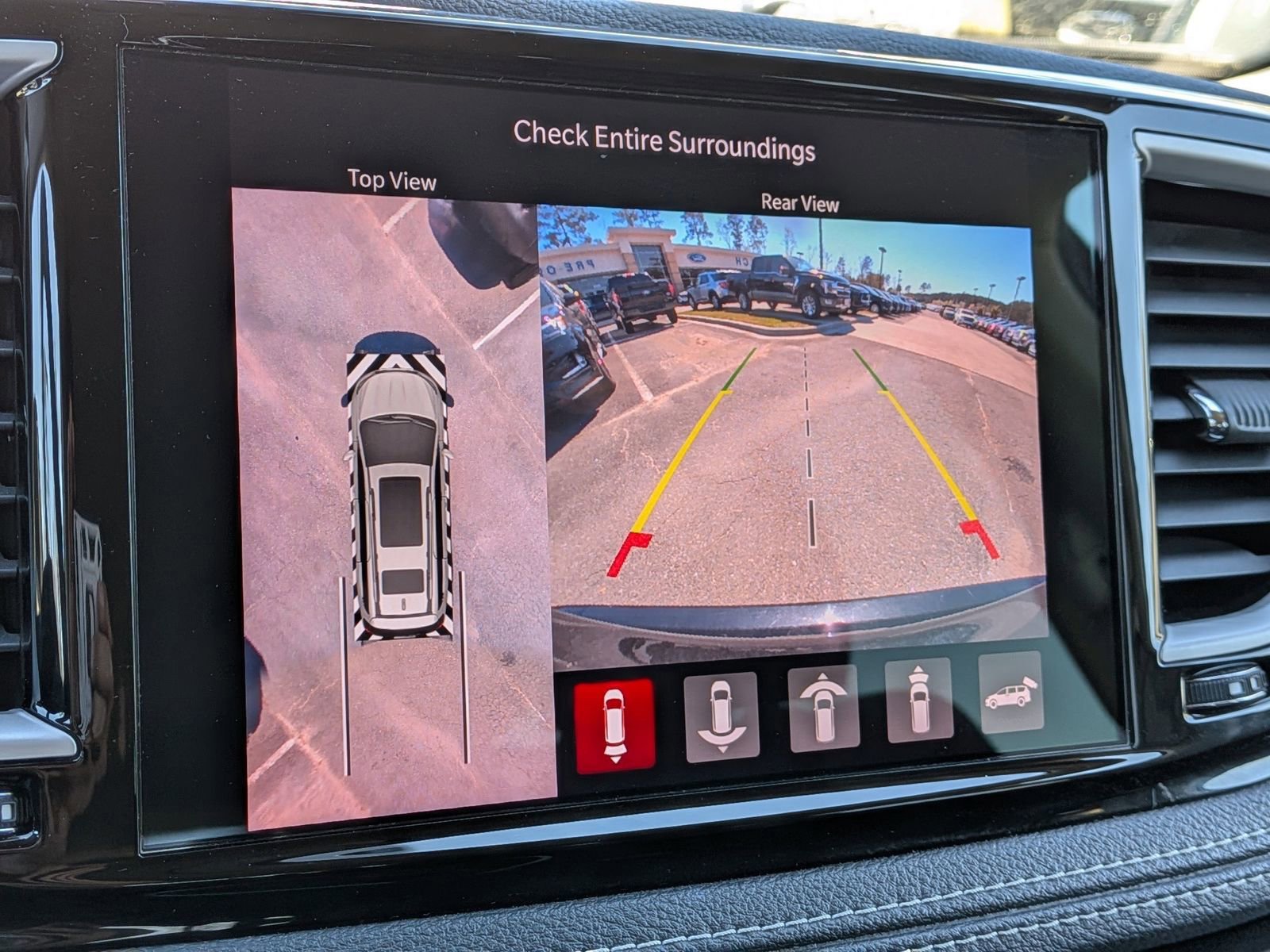 Used 2022 Chrysler Pacifica Touring-L w/ Uconnect Theater Family Group image 13