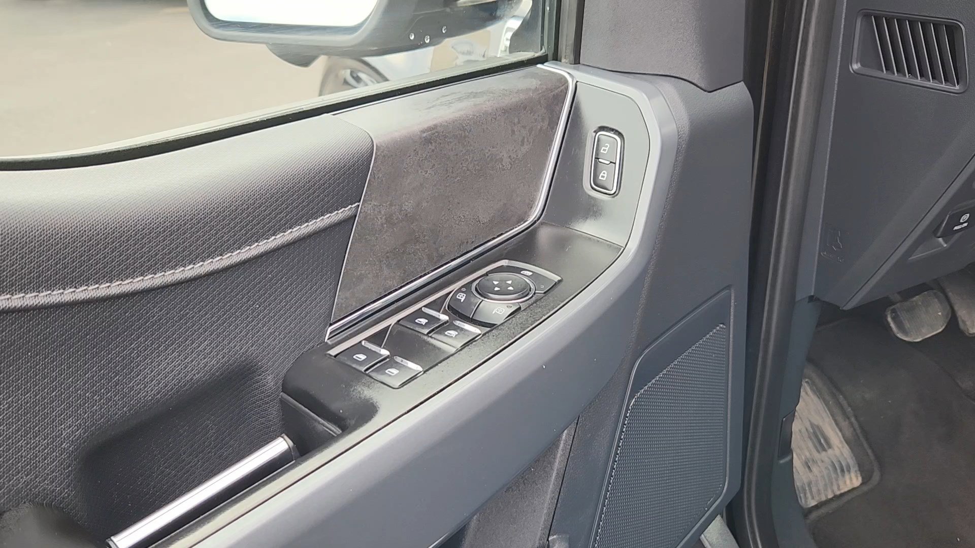 Certified 2024 Ford F150 XLT w/ Mobile Office Package image 8