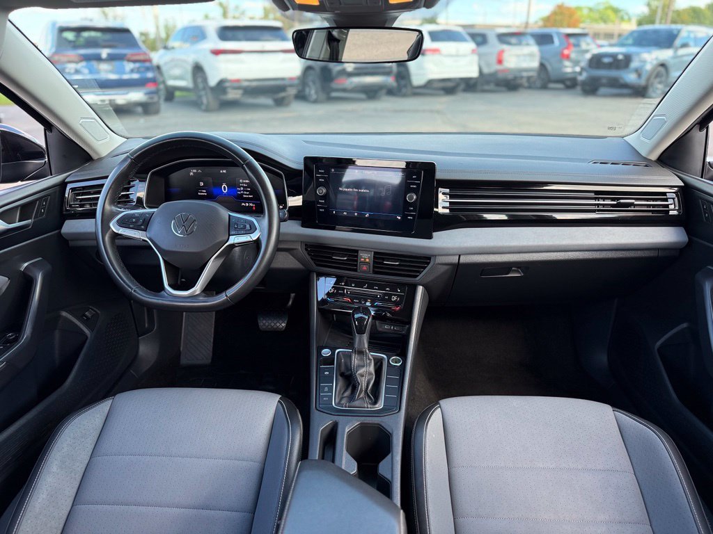 Used 2025 Volkswagen Jetta SE FWD image 2