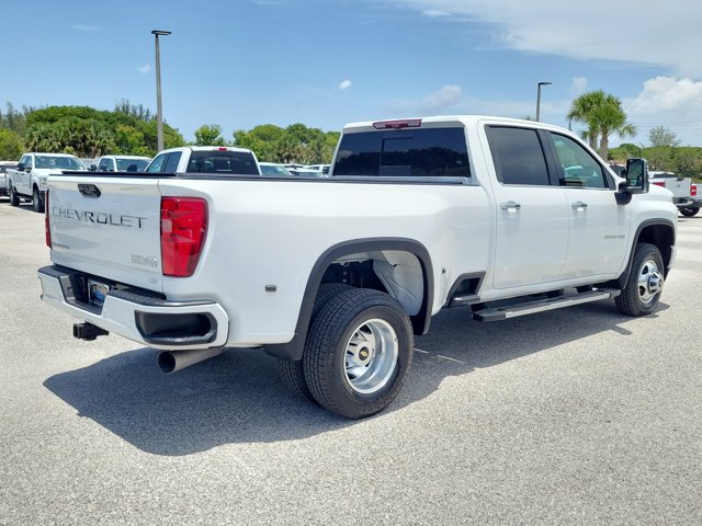 Used 2022 Chevrolet Silverado 3500 High Country w/ Technology Package AWD/4WD image 7