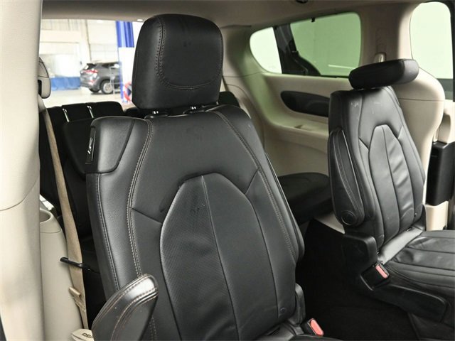 Used 2017 Chrysler Pacifica Touring-L Plus image 39