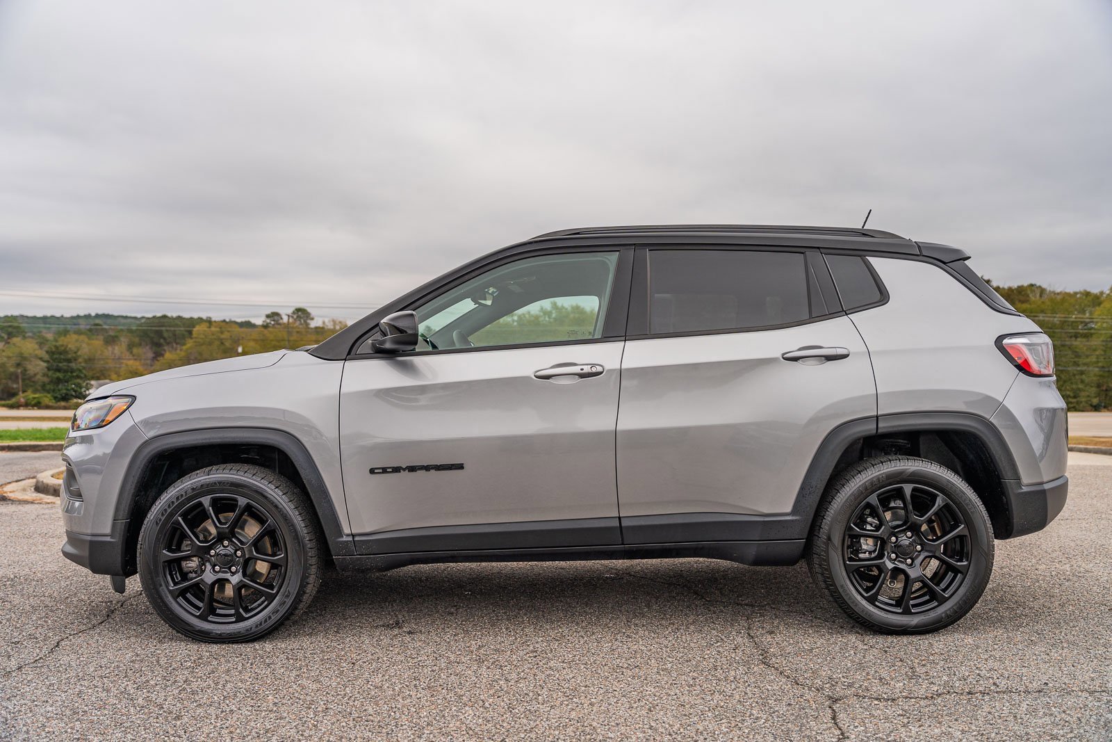 Used 2023 Jeep Compass Altitude image 2