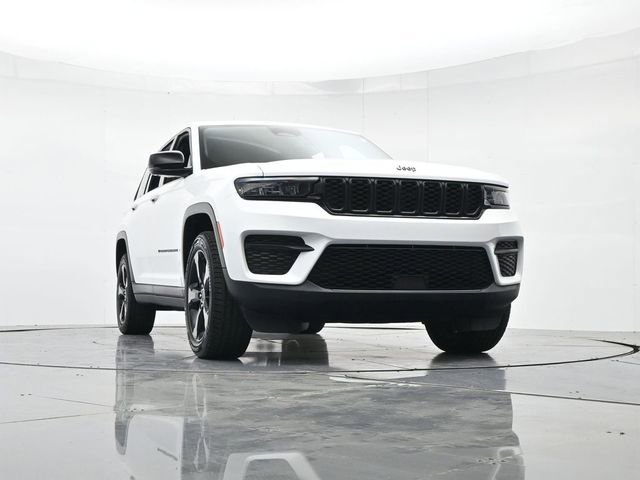 Used 2023 Jeep Grand Cherokee Altitude RWD image 31