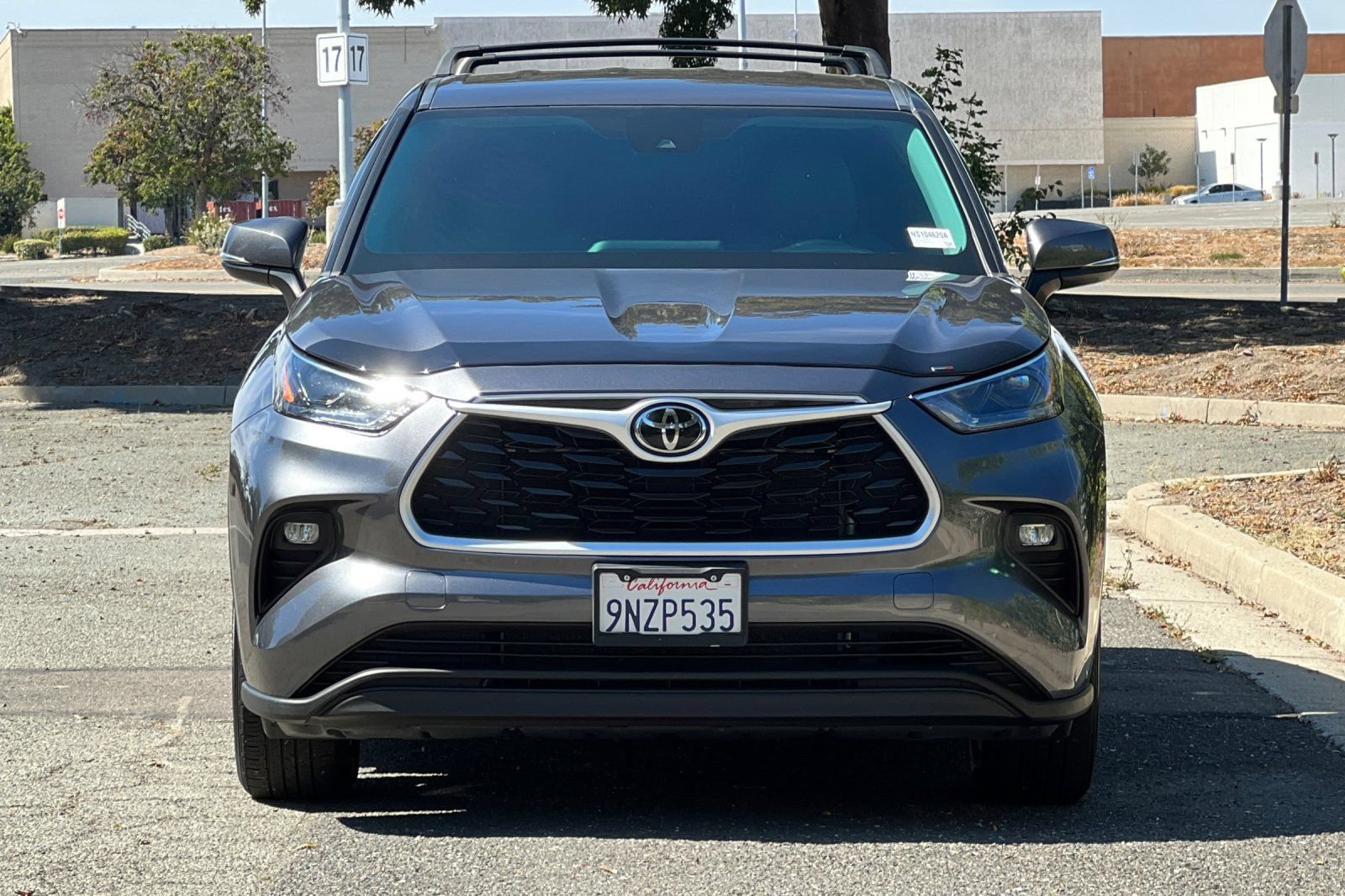 Used 2022 Toyota Highlander LE FWD image 9