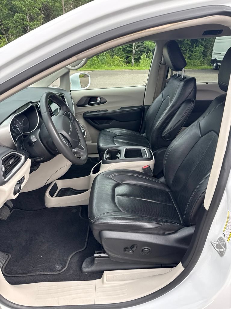 Used 2022 Chrysler Pacifica Touring-L FWD image 18