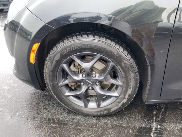 Used 2018 Chrysler Pacifica Touring-L Plus image 9