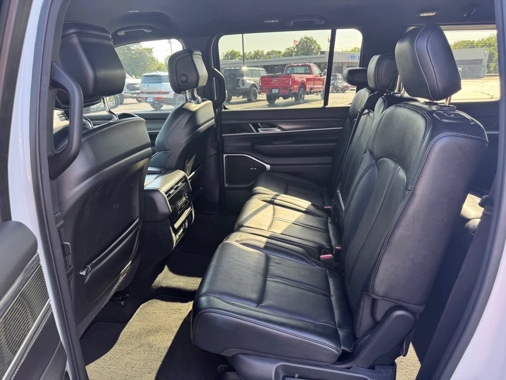 Used 2023 Jeep Wagoneer Series III w/ Preferred Equipment Group AWD/4WD image 19