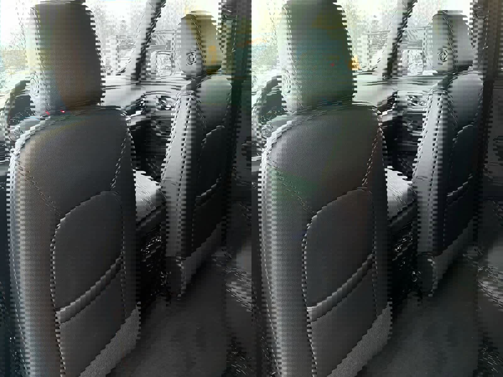 Used 2023 Chevrolet Traverse LT image 19