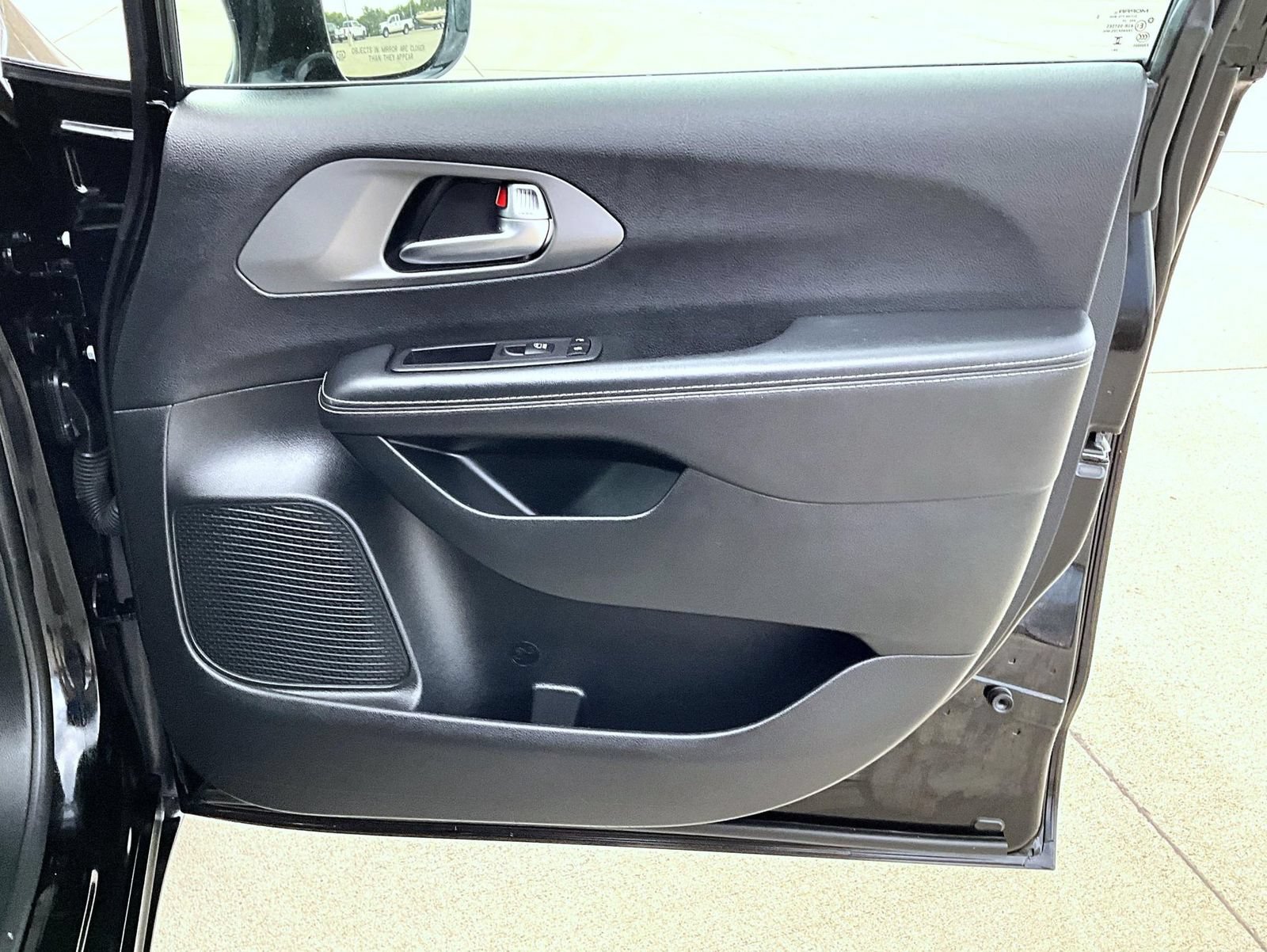Used 2025 Chrysler Pacifica Select FWD image 17