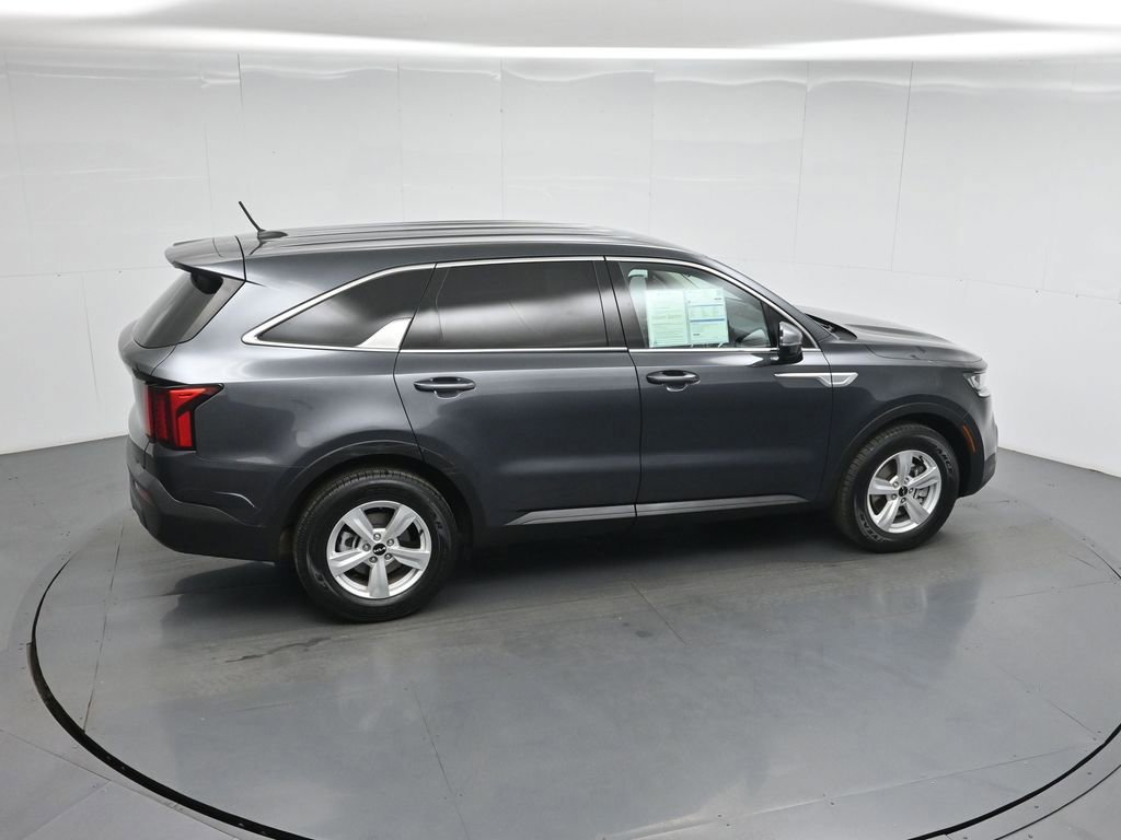 Used 2023 Kia Sorento LX image 17