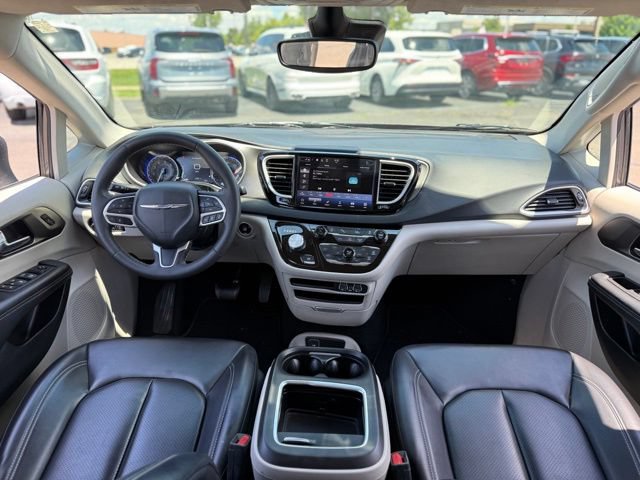 Used 2023 Chrysler Pacifica Touring-L FWD video 2