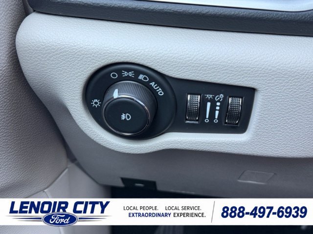 Used 2024 Chrysler Pacifica Touring-L FWD image 19