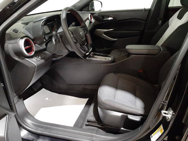 Used 2024 Chevrolet Trax RS FWD image 2