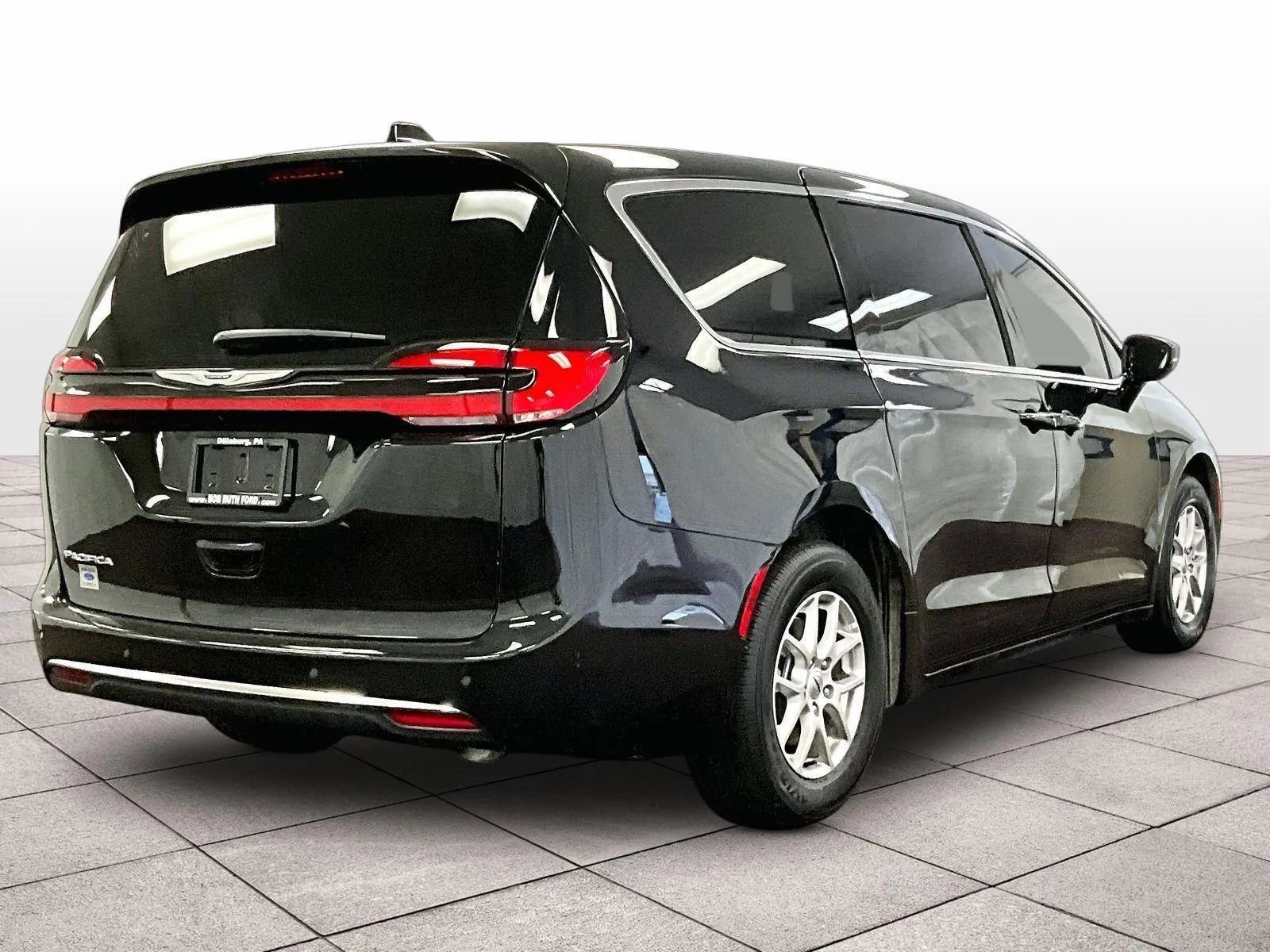 Used 2025 Chrysler Pacifica Select image 11