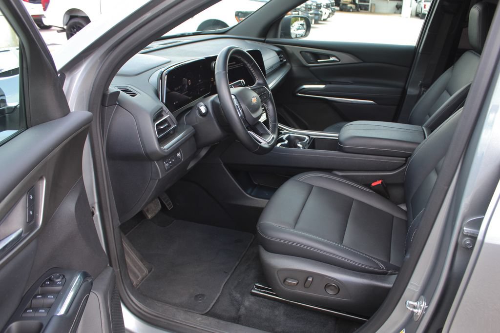 Used 2025 Chevrolet Traverse LT FWD image 11