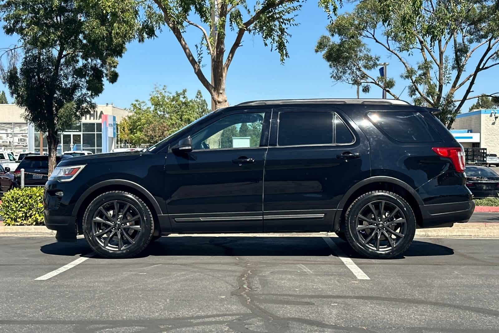 Certified 2018 Ford Explorer XLT w/ Equipment Group 202A FWD image 5
