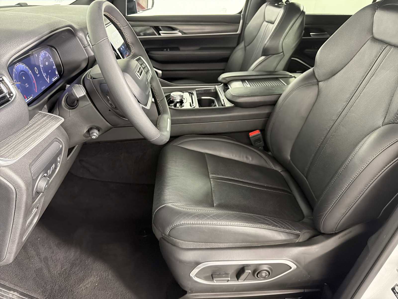 Used 2023 Jeep Wagoneer L Series II AWD/4WD image 8