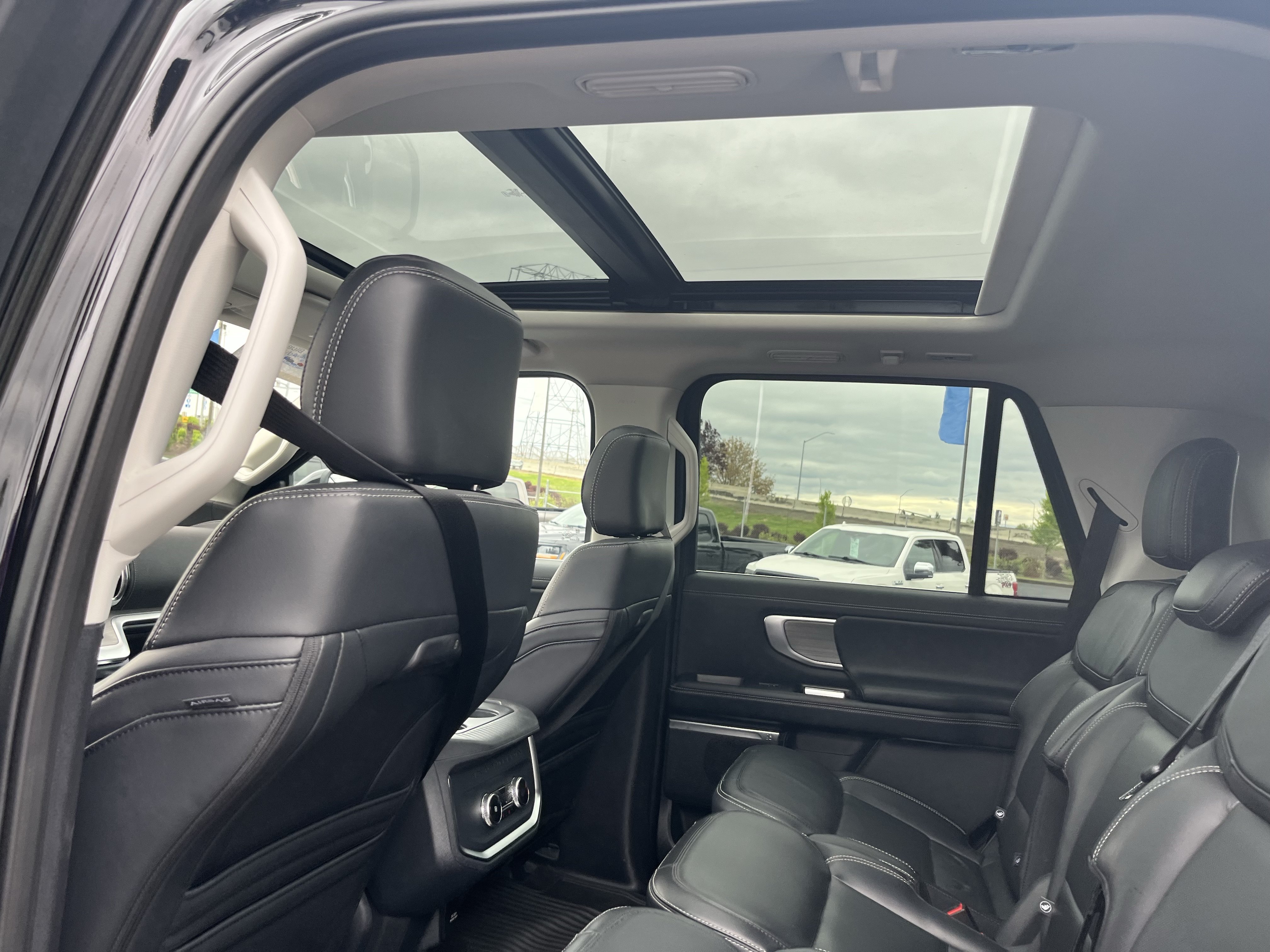 Certified 2025 Ford Expedition Platinum AWD/4WD image 12