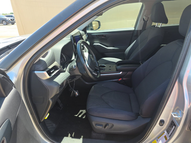 Used 2024 Toyota Highlander LE FWD image 5