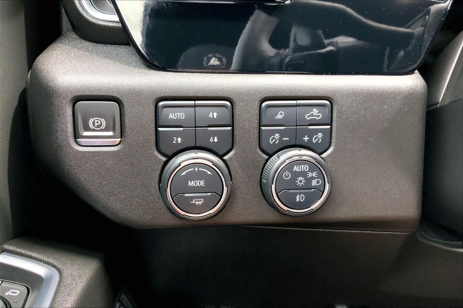 Used 2024 Chevrolet Silverado 1500 High Country w/ Z71 Off-Road Package AWD/4WD image 35