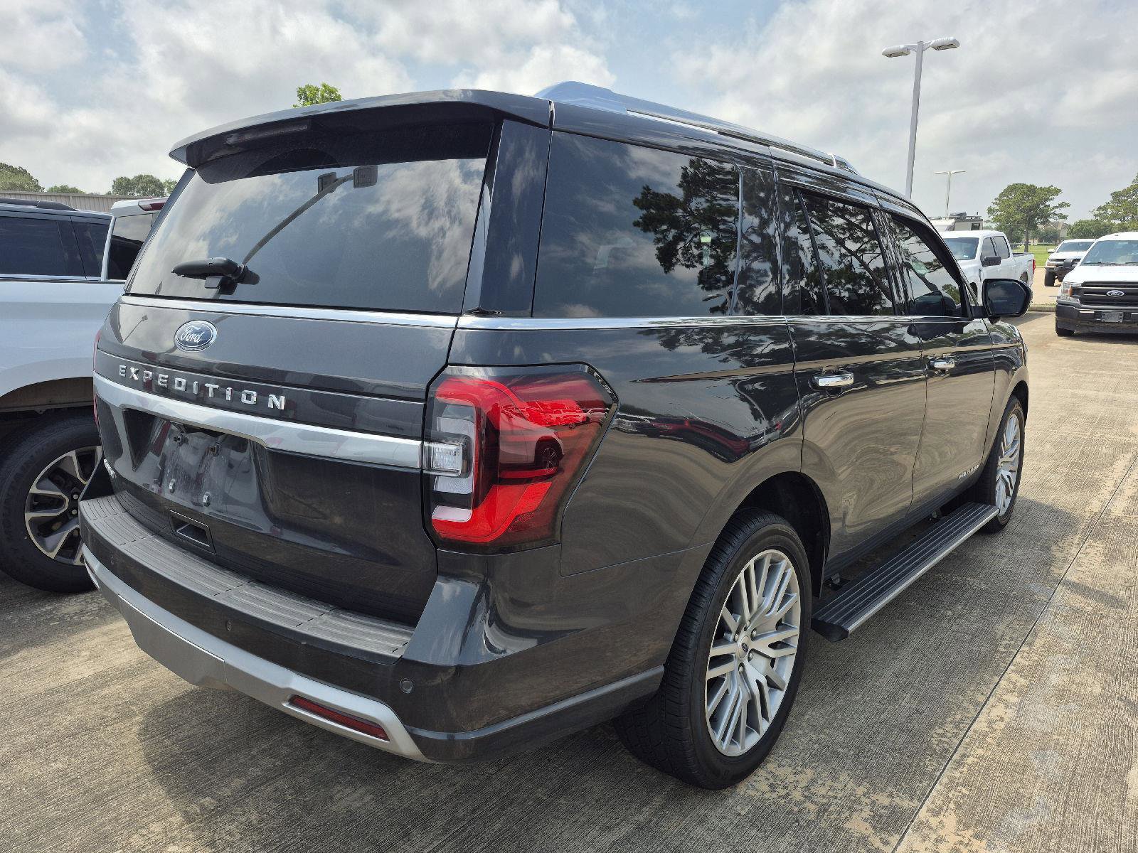 Certified 2023 Ford Expedition Platinum RWD image 3