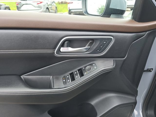 Used 2023 Nissan Rogue Platinum w/ Platinum Premium Package AWD/4WD image 12