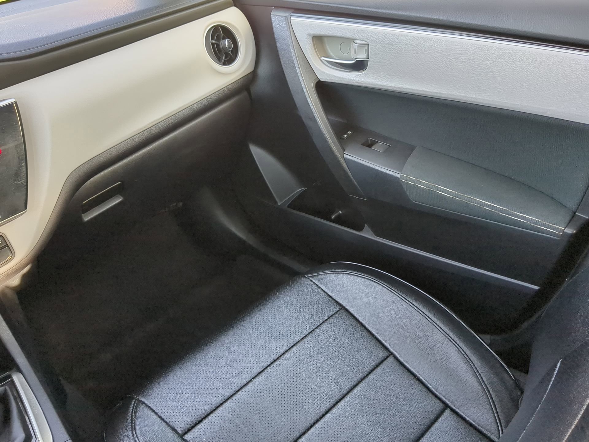 Used 2018 Toyota Corolla LE image 51