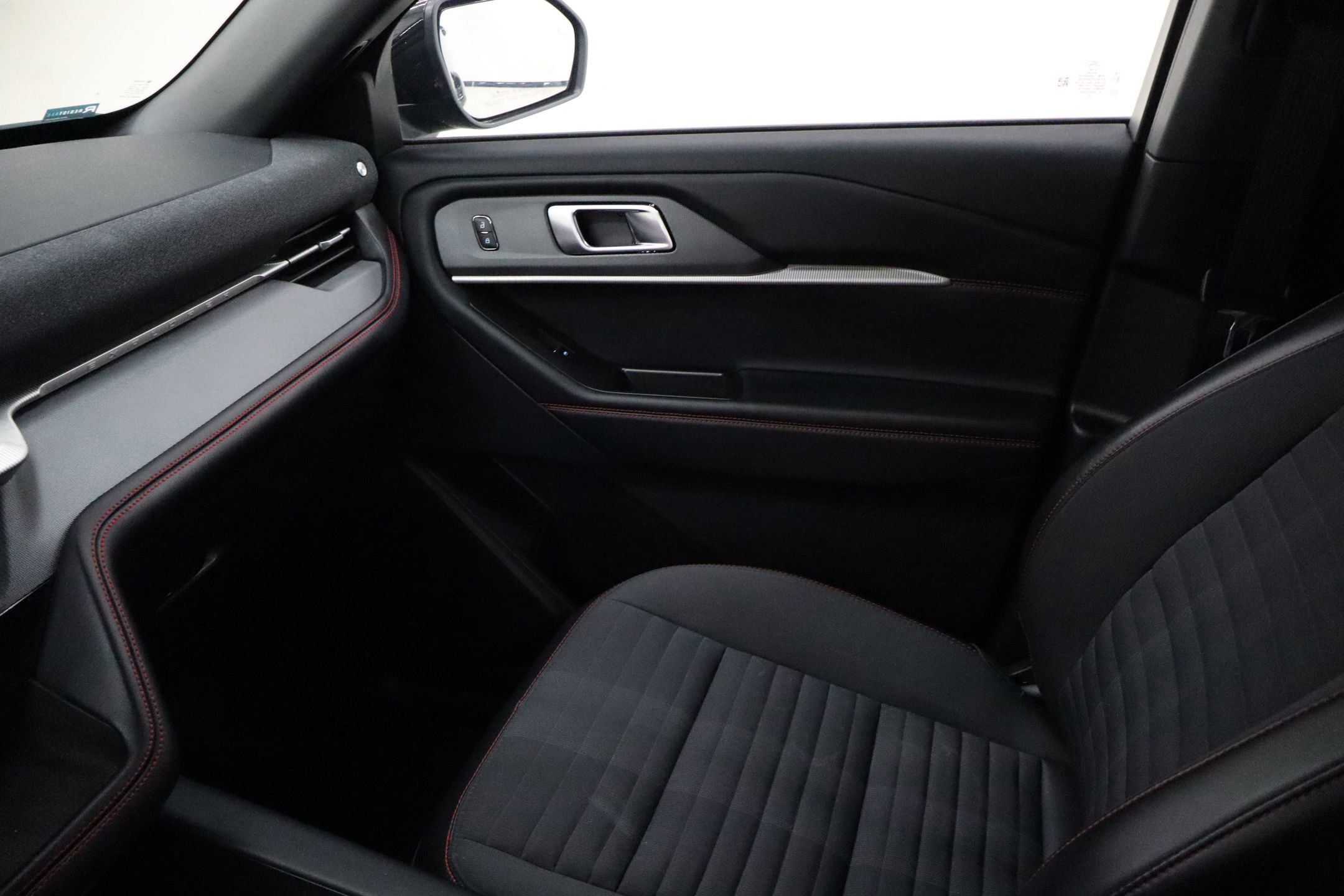 Certified 2025 Ford Explorer ST-Line w/ ST-Line Street Pack image 30