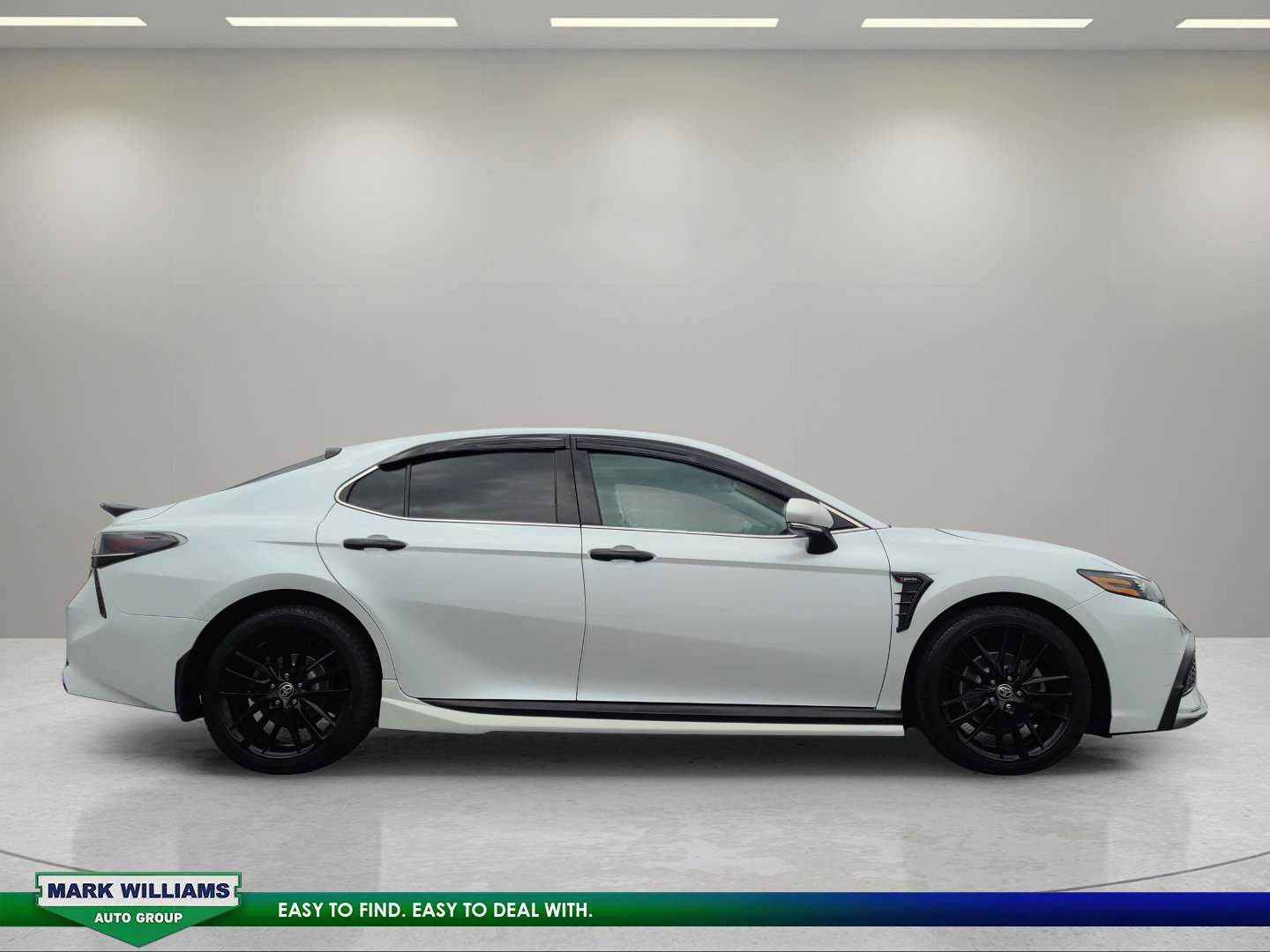 Used 2022 Toyota Camry XSE FWD image 2