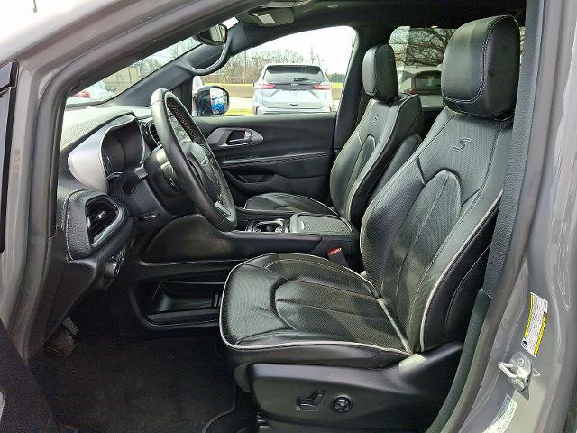 Used 2025 Chrysler Pacifica Limited image 14