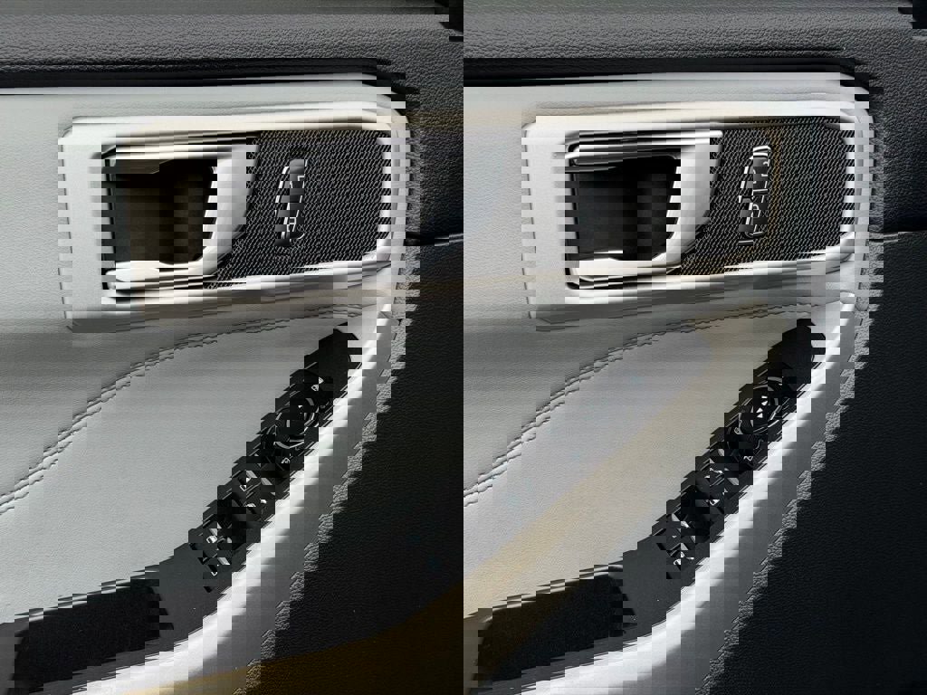 Certified 2022 Ford Explorer XLT w/ Equipment Group 202A image 33