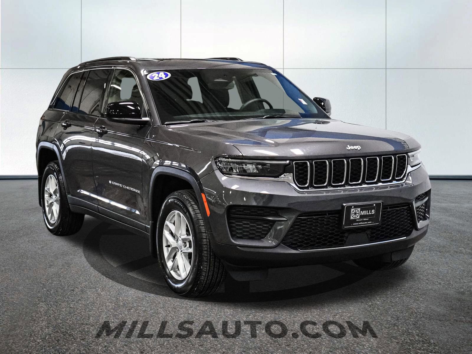 Used 2024 Jeep Grand Cherokee Laredo X w/ Luxury Tech Group I image 2