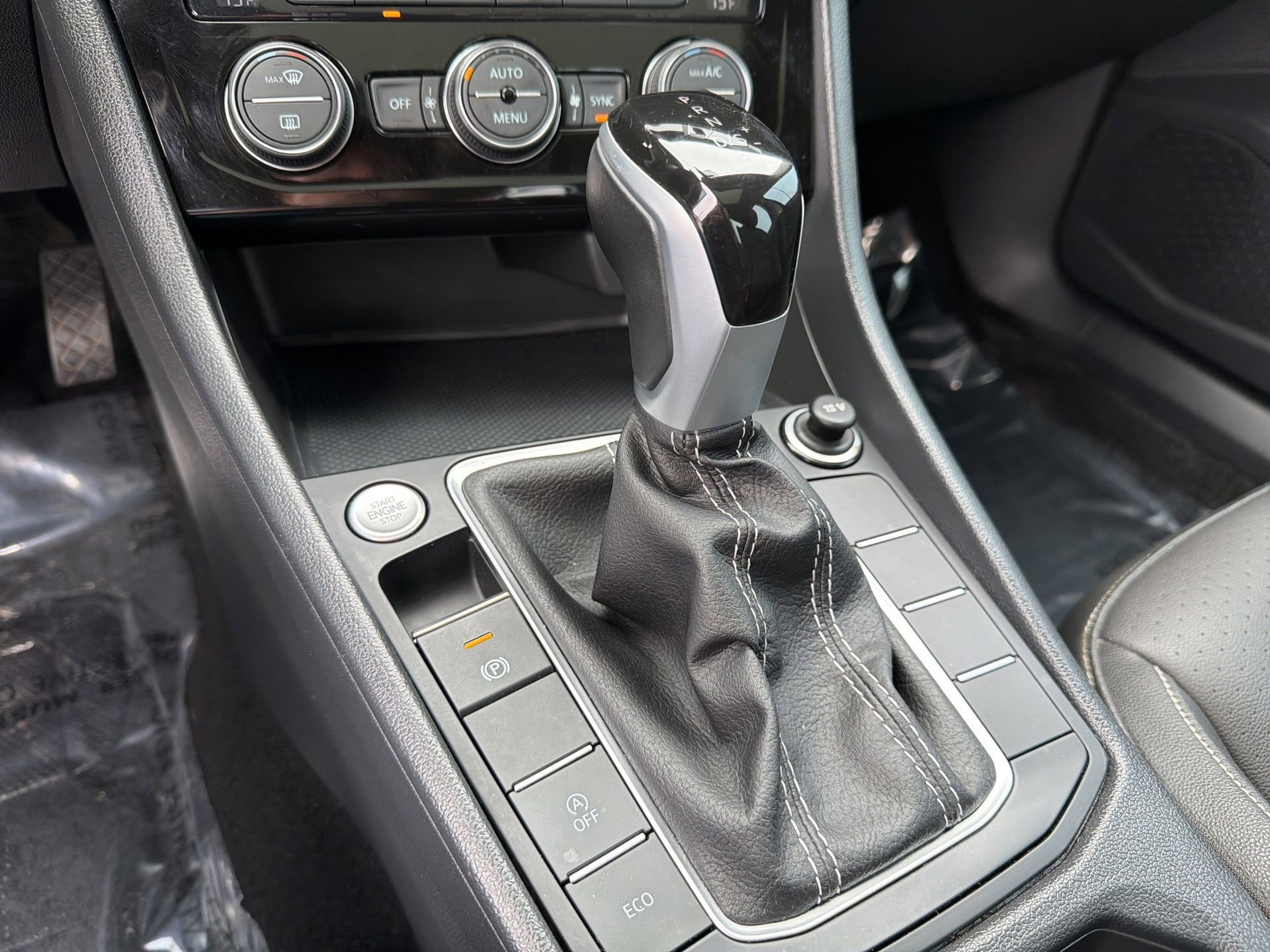 Used 2024 Volkswagen Jetta SE w/ Panoramic Sunroof Package image 19