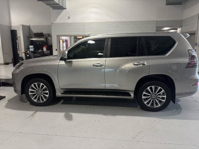 Used 2020 Lexus GX 460 Luxury w/ Accessory Package AWD/4WD image 8