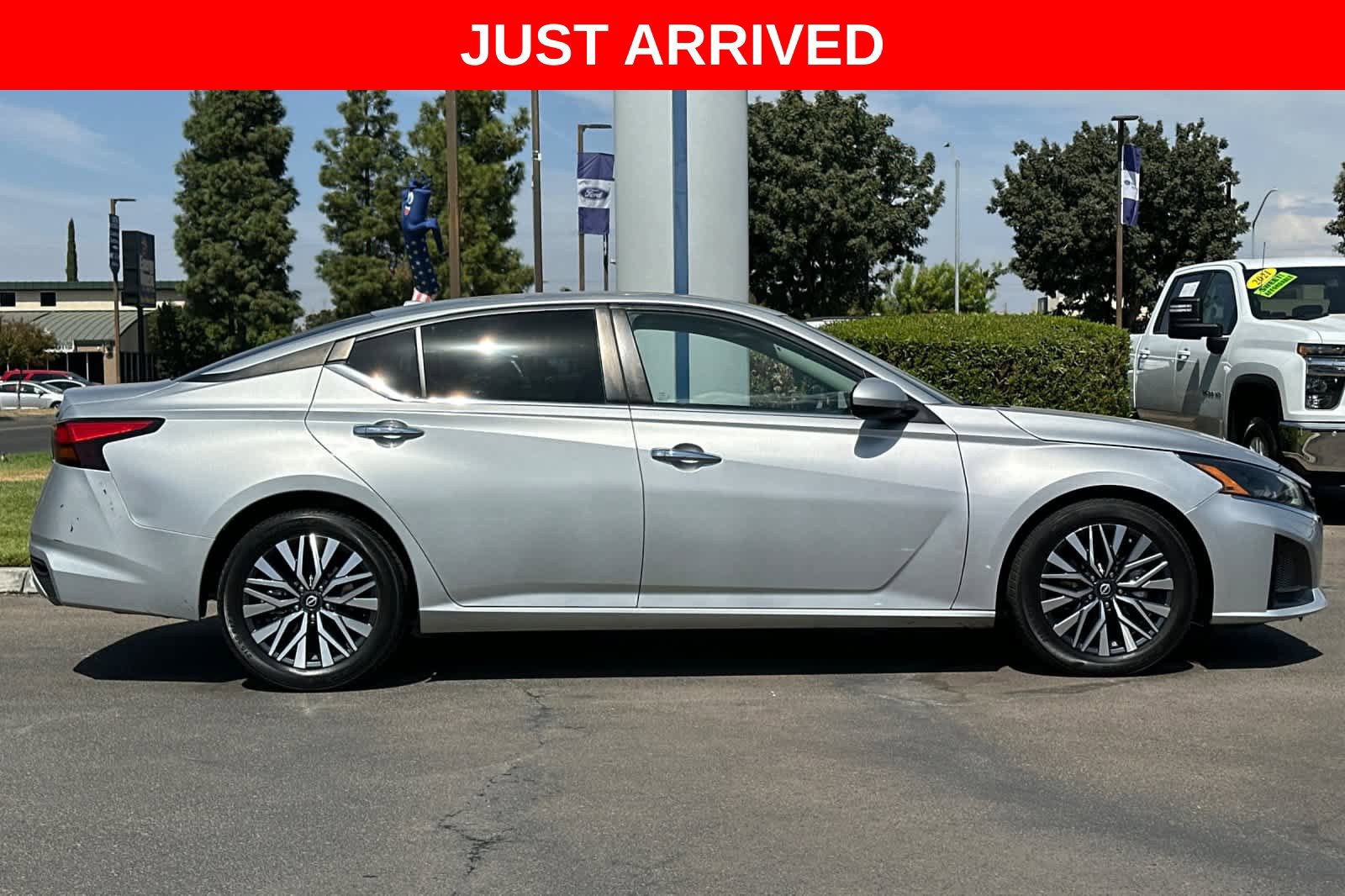 Used 2023 Nissan Altima 2.5 SV w/ SV Premium Package FWD image 9