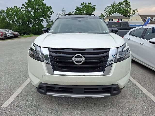 Used 2024 Nissan Pathfinder Platinum w/ Cargo Package AWD/4WD image 2