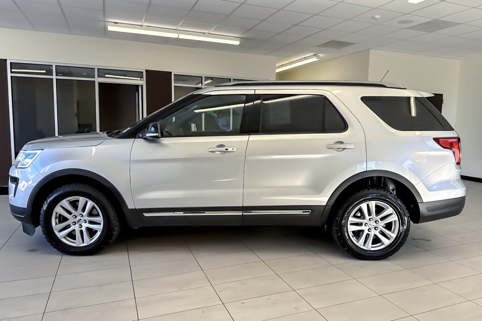 Certified 2018 Ford Explorer XLT w/ Equipment Group 202A AWD/4WD image 7